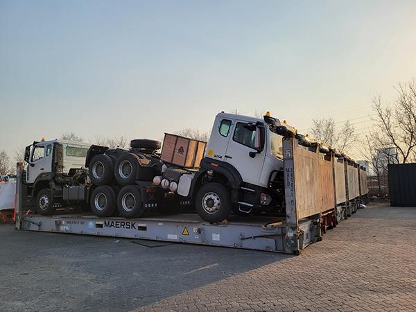 By flat rack container - Truck tractor